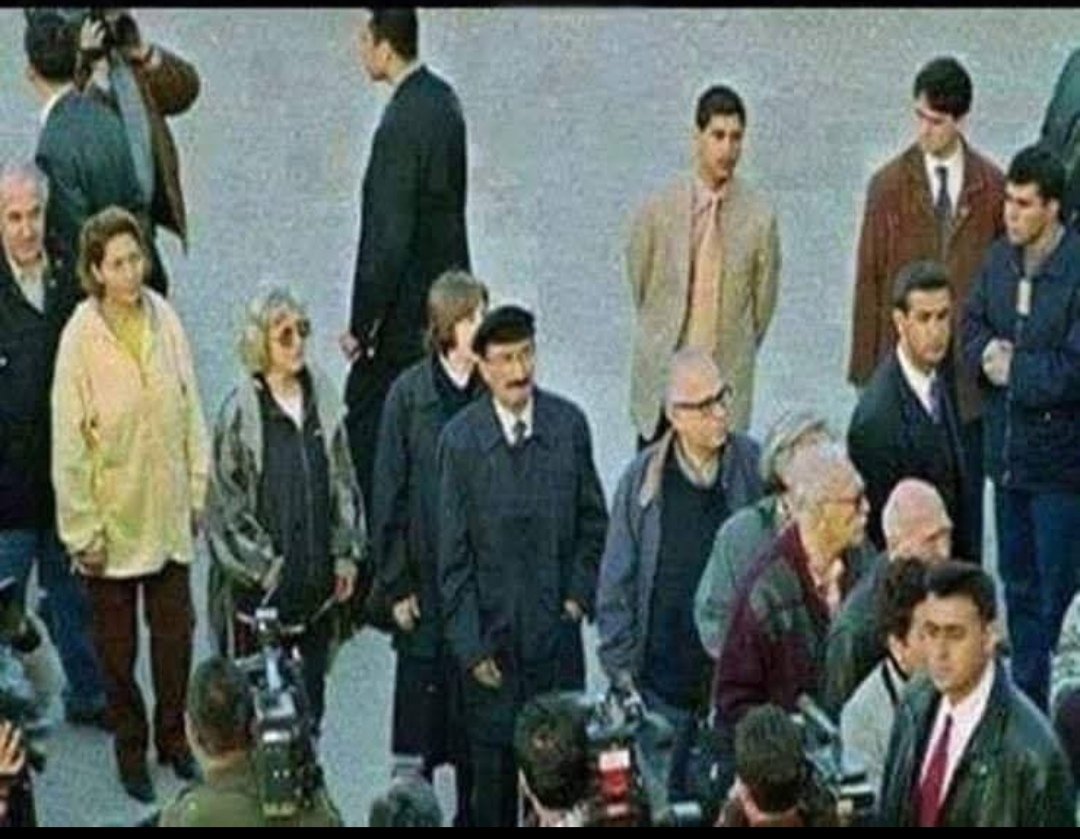Sıraya giren bir Başbakan vardı bu ülkede...