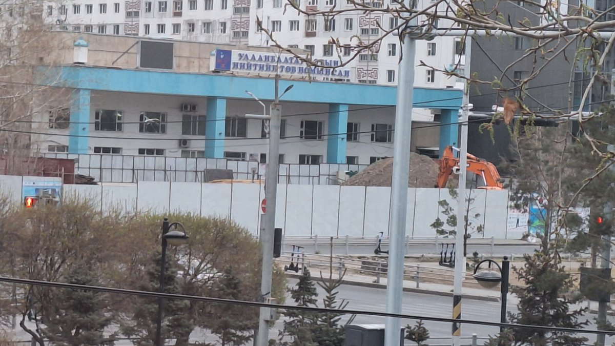 Улаанбаатар хотод ганц байгаа номын сангаа хаагаад юу барих гээд байгаа "өлөнгүүд" вэ?  Улаанбаатар хотын захирагч Нямбаатар, Сүхбаатар Дүүргийн захирагч хатагтай Болормаа, Монголын Соёлын Сайд Ч.Номин \За энэ хүн ч надад хамаагүй л гэнэ л дээ...\ та бүхэн  нэг харчихаач???