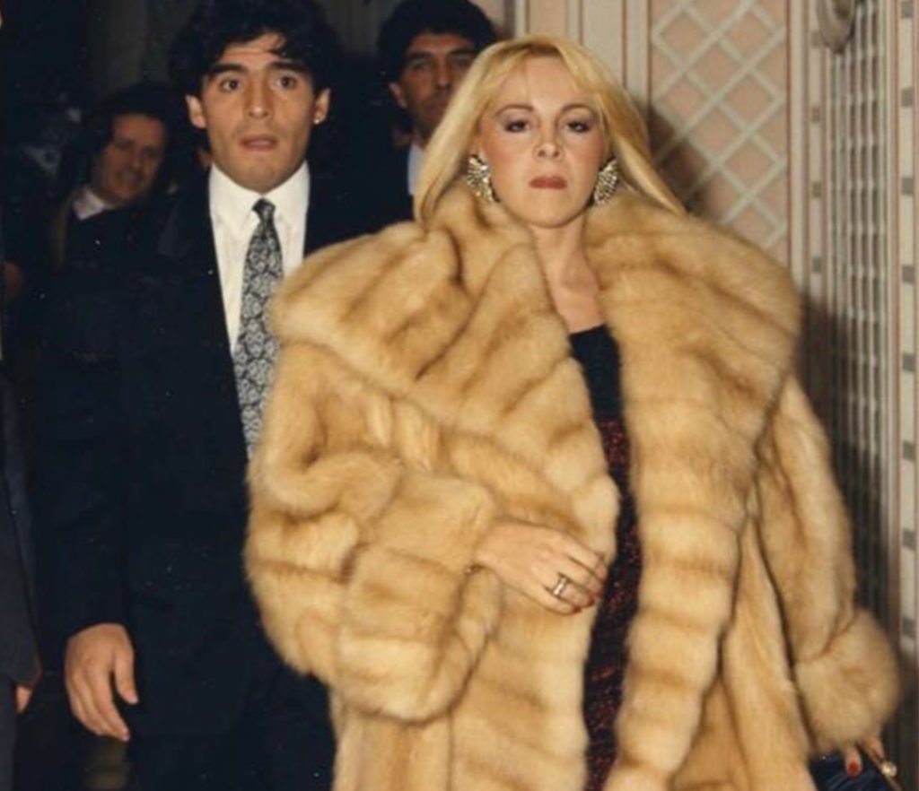 Sabrina Carpenter rindiendo homenaje a Claudia Villafañe en la #MetGala