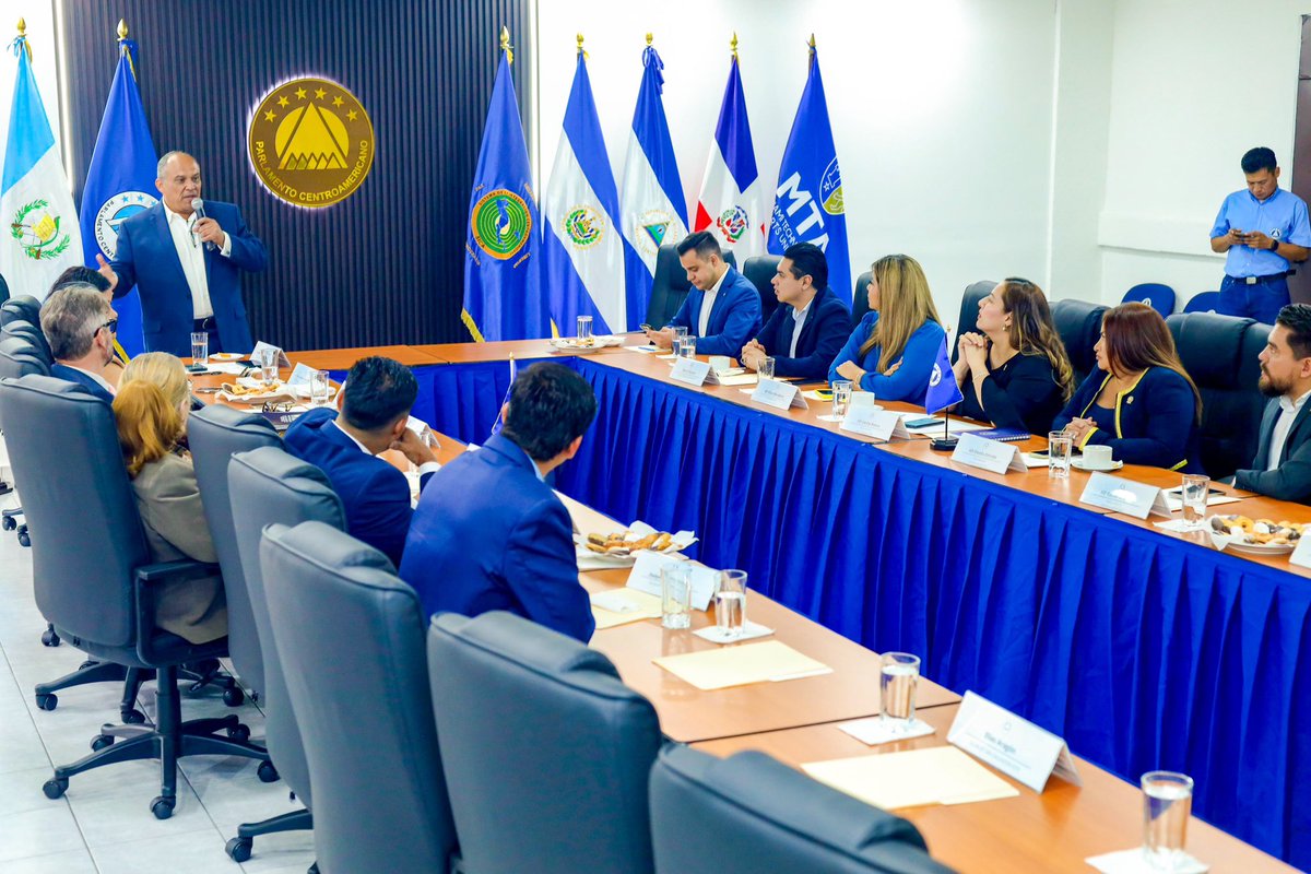 parlacensv's tweet photo. Delegación Parlamentaria Salvadoreña, en representación del presidente HD Carlos Hernández, alcaldes de Honduras y El Salvador, sostuvieron importante reunión con autoridades de Miami Technology &amp; Arts University, con el objetivo de promover programas de becas para la región🌎📚 https://t.co/ckpEMeqryw