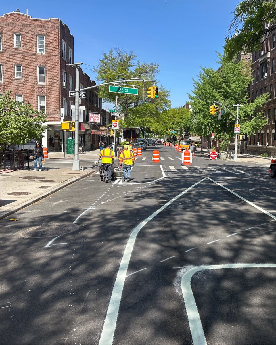 Implementation has begun on 31st Ave (31st St to Steinway St) in #Queens.

Crews installed markings for a two-way parking protected #bikenyc lane. Work at this location will:
✅Install protected bike lanes
✅Add public realm amenities
✅Create one-way conversion
✅Reduce speeding