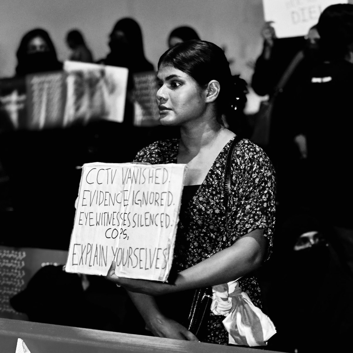 ބަޔަކުމީހުން  ކުރަމުން  މިދާ  މުޒާ  ހަރާގެ  މައިގަނޑު  ބޭނުމަކީ  އިންސާފް  ހޯދުން!  މީ  ސަރުކާރާ  އެއްކޮޅު  އަދި  ދެކޮޅަން  އަޑު  އުފުލުމެއްނޫން! 

#JusticeForYumn