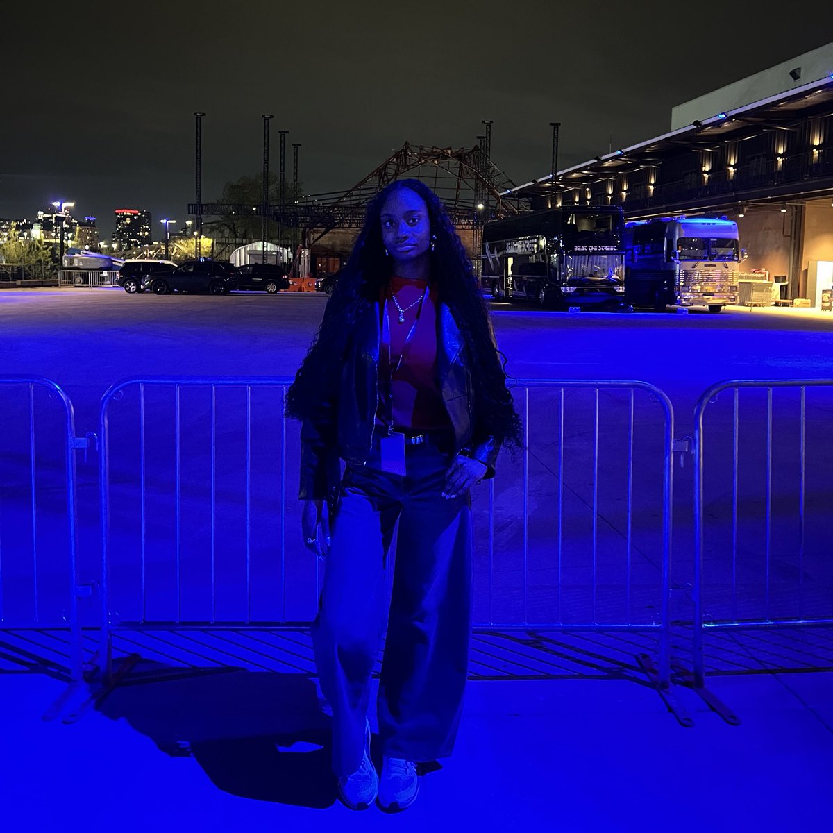 flolikebribri's tweet photo. “hey tay, can u take some pics of me rq?” #AAATour #AAAChicago #FLO https://t.co/tuYEYFO4eP