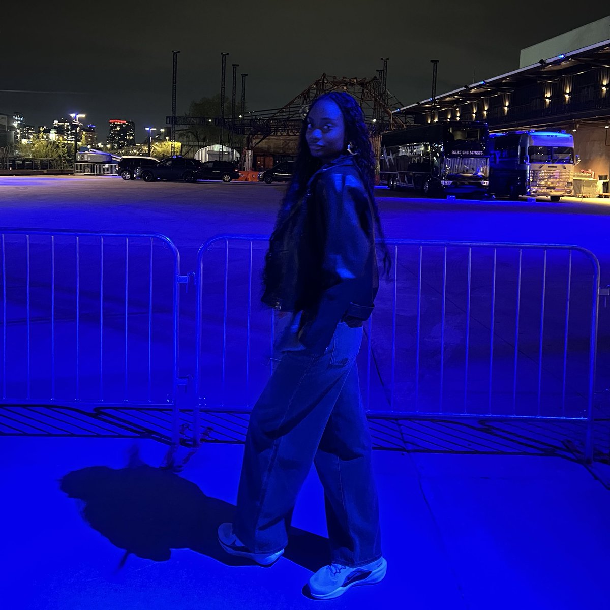 flolikebribri's tweet photo. “hey tay, can u take some pics of me rq?” #AAATour #AAAChicago #FLO https://t.co/tuYEYFO4eP