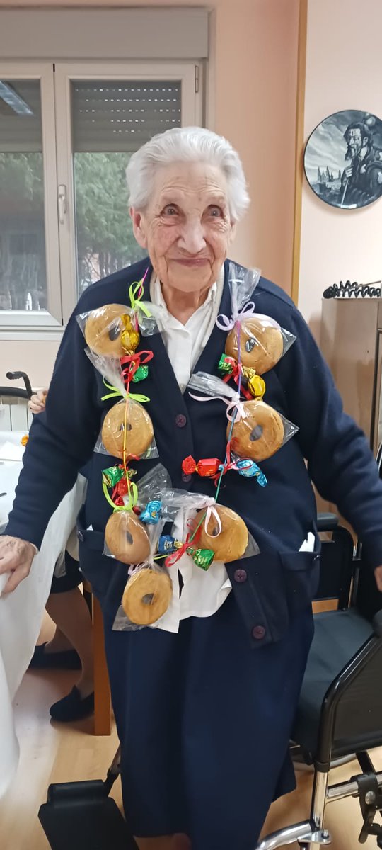 🎉 Sor María Dolores Nistal cumplió 101 años de vida entregada al #servicio de los pobres, con alegría, ilusión y compromiso.
Pasó casi toda su vida en Elizaran, siendo luz para tantos.
¡Gracias por tanto, hermana! 💙
#HijasDeLaCaridad #CarismaVicenciano