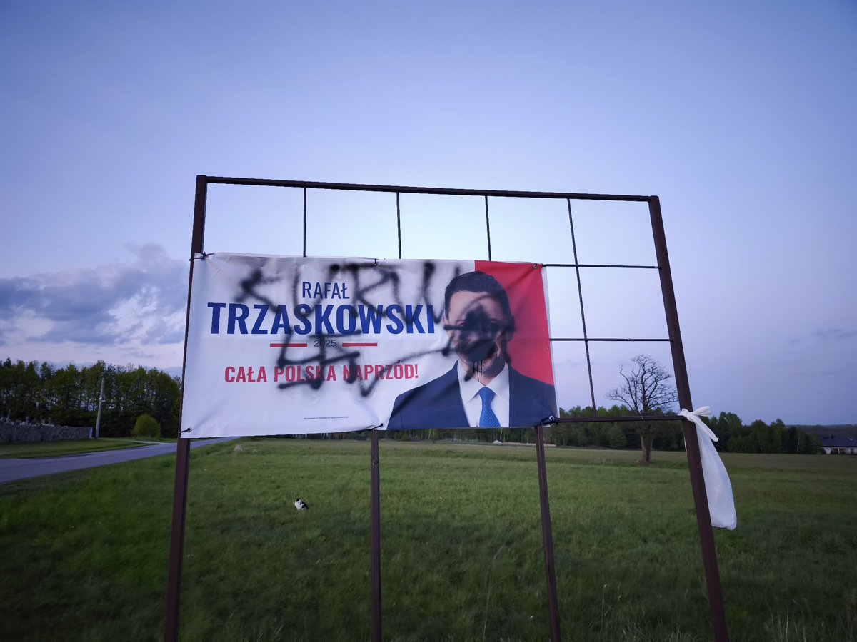 Kolejny raz w Siennicy zostały zniszczone banery wyborcze #Trzaskowski2025 
Zastanawia mnie dlaczego banery Karola Nawrockiego czy Sławomira Mentzena wiszą przez całą kampanię. 
Niszcząc banery nie uda wam się zniszczyć kandydata, czy wpłynąć na wyniki wyborów.
#WygraCałaPolska
