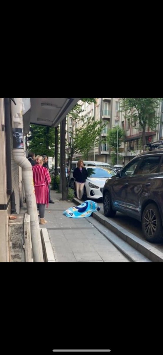Bahar Aksu sokak ortasında eski eşi tarafından katledildi.
Bir kadın daha, herkesin gözleri önünde hayattan koparıldı.
Nazar boncuğu örtüldü üstüne.
Kötülüğü savuşturamadınız, ölüsünü süslediniz!

#BaharAksu #KadınCinayetleriPolitiktir #kadincinayetleri #kadıncinayeti