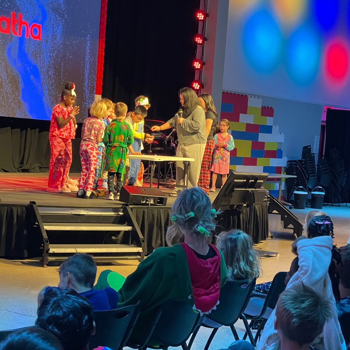 MCAmustangs's tweet image. Today kicked off Spring Splash dress up days with Cozy/PJ Day and during Lower School chapel, our incredible Upper School Student Council hosted the much-loved annual Candy Chapel.

#mcamustangs #mcaleaders #mcacommunity #mcalowerschool #mcaupperschool