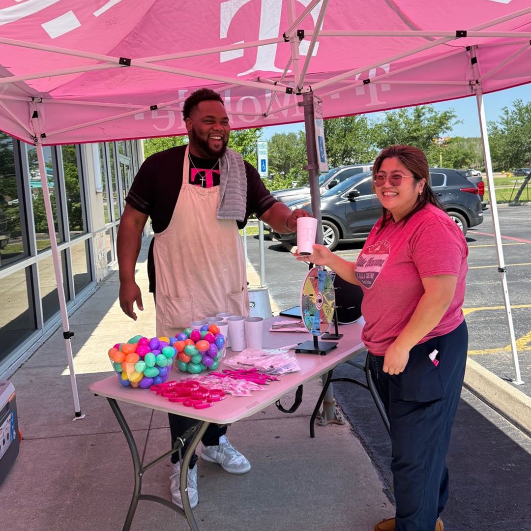 Top tier service from our team in Lake Jackson, TX as they popped up a tent for a #CustomerAppreciation day 🤩 With OVER 300 5-star reviews, they are always ready to help customers!

🏪 Visit the store at 200 Highway 332 E for all your #TMobile needs!

#TechSupport #LakeJackson