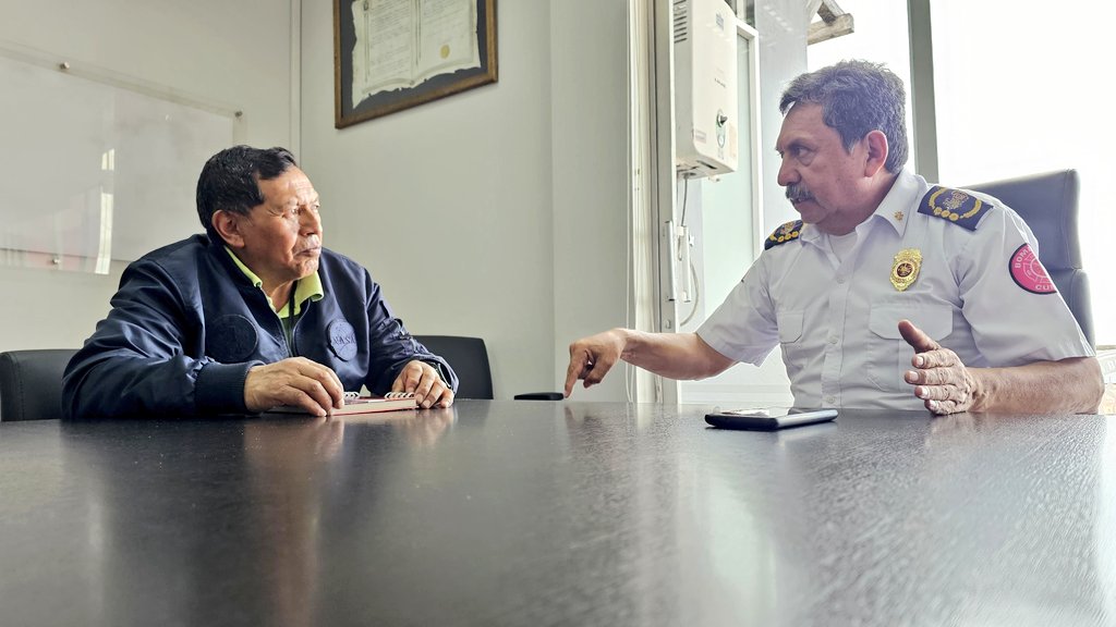 #ComunidadesPreparadas
Reforzamos la coordinación con las comunidades.  El Cmdt. Sixto Heras, jefe de #BomberosCuenca, y Agustín Ordóñez, brigadista de Marianza, Sayausí, coordinan acciones preventivas en favor de la comunidad.
#BomberosCuenca trabaja por tu seguridad 👩‍🚒 🚒