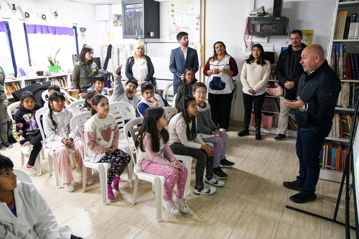 Hoy estuvimos en la Escuela Municipal Nº 1, en el barrio 21 de Enero, donde presentamos la 20ª edición del programa "Los chicos de Madryn reciben a las ballenas", a través del cual unos 2.000 niños y niñas que asisten a 4º grado de todas las escuelas de nuestra ciudad visitan la