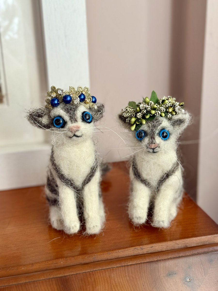 Are you looking for a gift for the cat lover in your life? ❤️

These cats are unique &amp; handsculpted by us, using the fleece from our rescue sheep + recycled materials for their crowns 🐏✨

Every sale helps our animal sanctuary: minimotleysanctuary.etsy.com

#MHHSBD #cats #shopindie