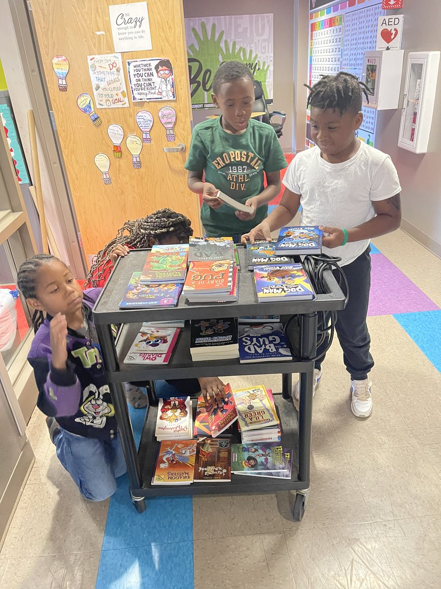CentralESChamps's tweet image. 🎉📚Birthday Books Celebration 📚🎉  🎂 Each student who has a birthday in the month of May or June selected a free book of their choice!  We love to see all the smiling faces as they pick their special Birthday Book! 📖💛  Thanks to @thehousetuscal1