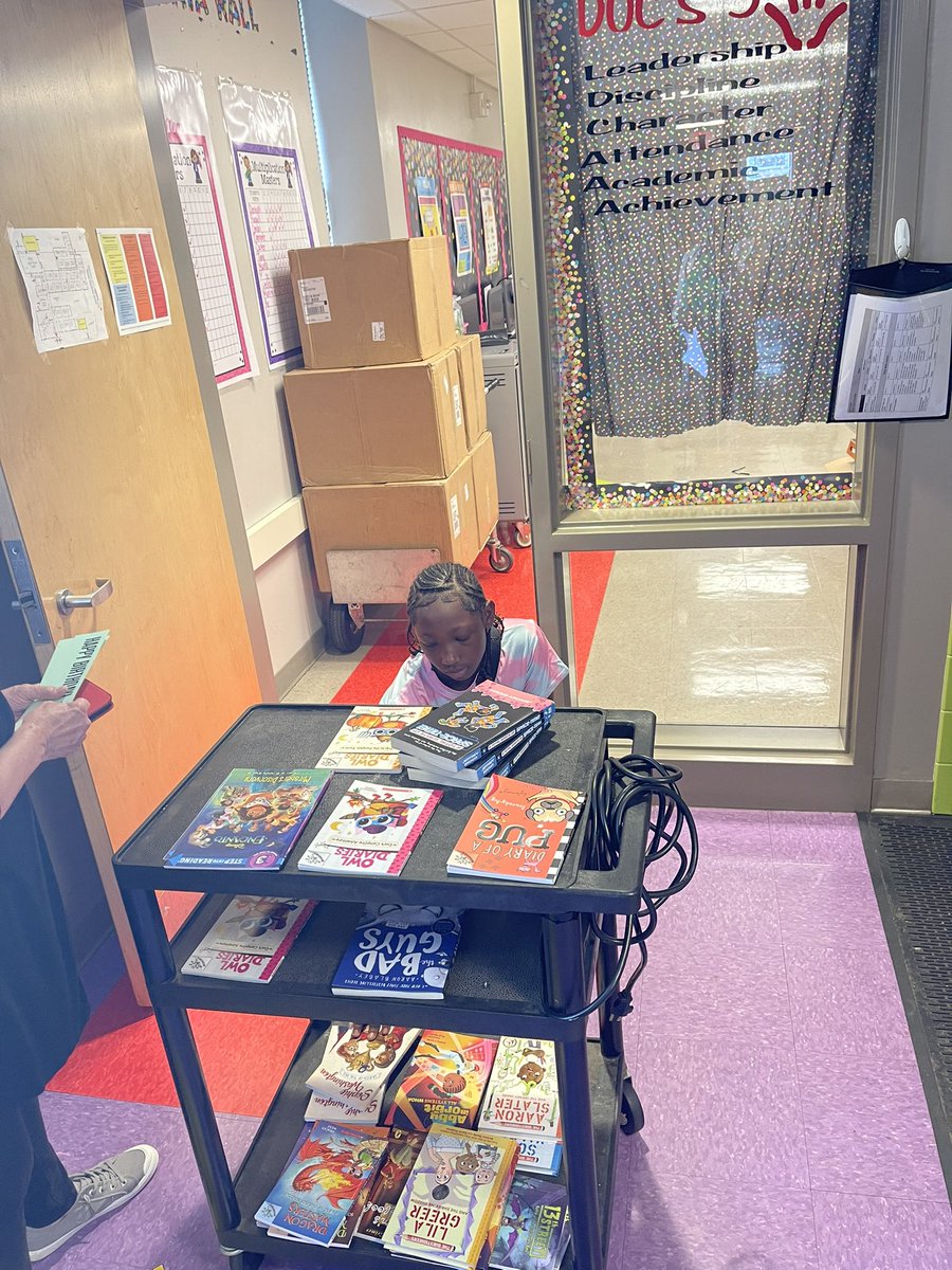 CentralESChamps's tweet image. 🎉📚Birthday Books Celebration 📚🎉  🎂 Each student who has a birthday in the month of May or June selected a free book of their choice!  We love to see all the smiling faces as they pick their special Birthday Book! 📖💛  Thanks to @thehousetuscal1