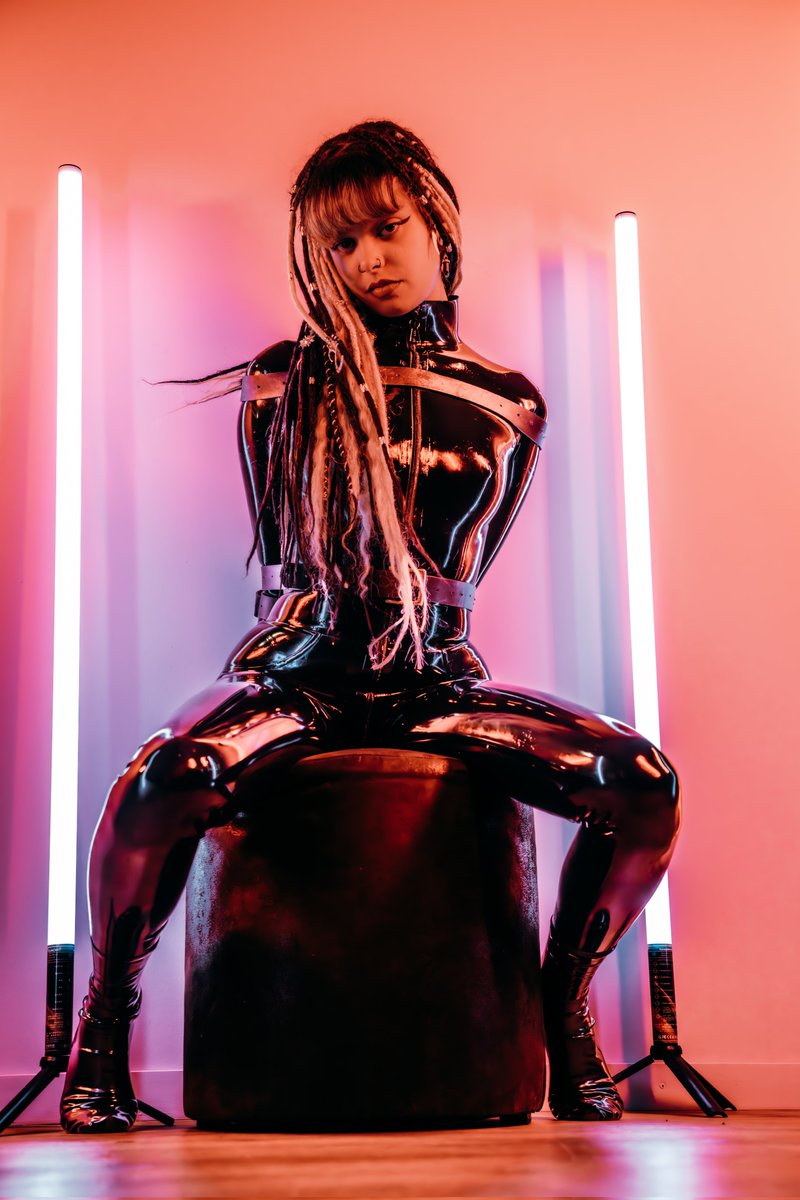 Tied up in latex, thats what you like right 😈

M auxilidora
