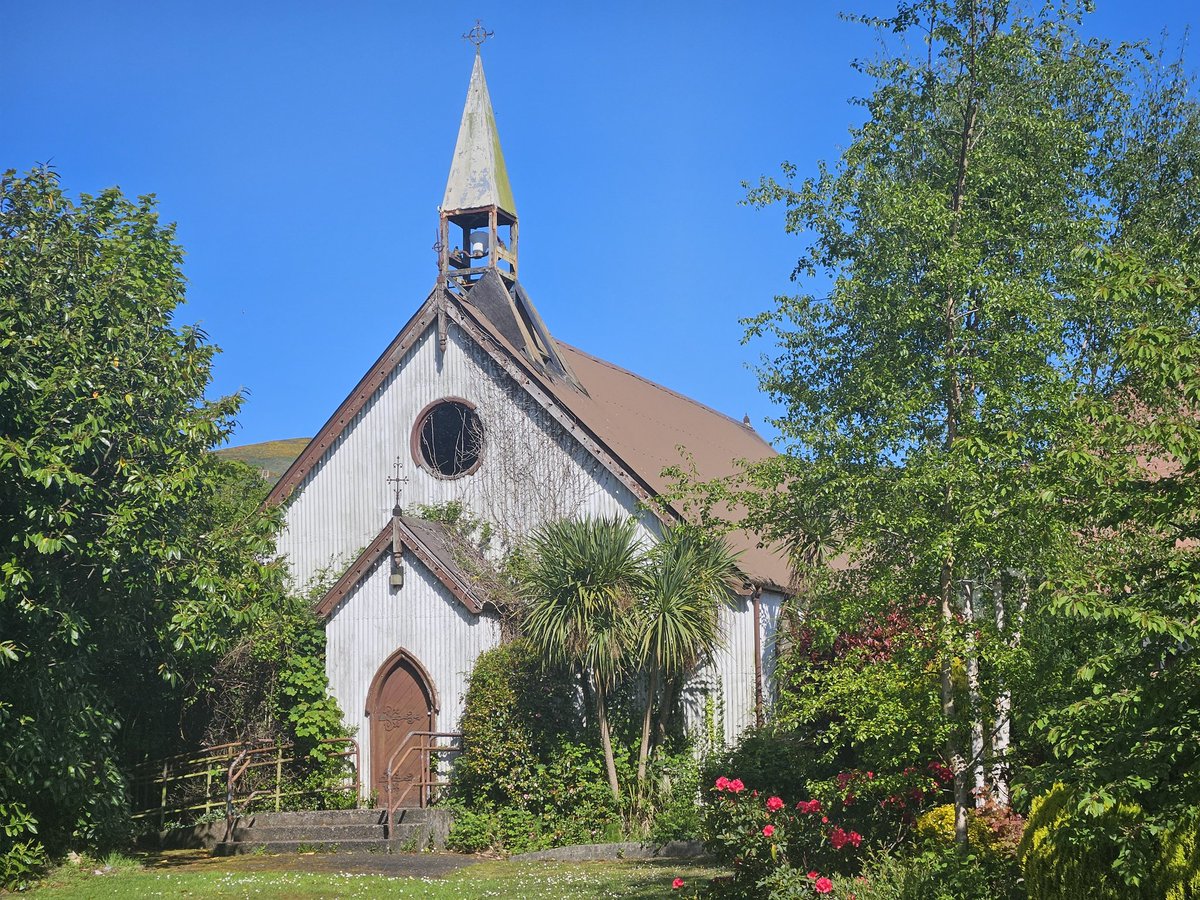 🧵
Standing proudly, if a little old and jaded, this is the original St Matthias Church in the Glen Road, Belfast. I, and many of my friends, served as altar boys in that church in the 1970s and 1980s. My sister was married there. It holds a lot of memories alright. 1/