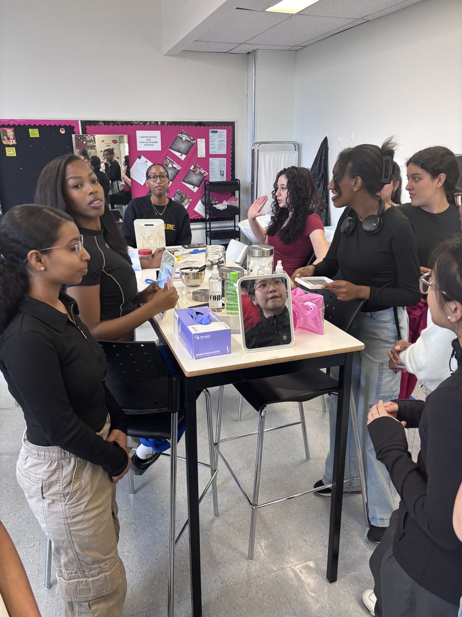 LesleySalvatore's tweet image. Prom makeup Lunch and Learn @StPiusXOCSB. Thanks @CapoOttawa for the endless support #feelingbeautiful #promready 💋