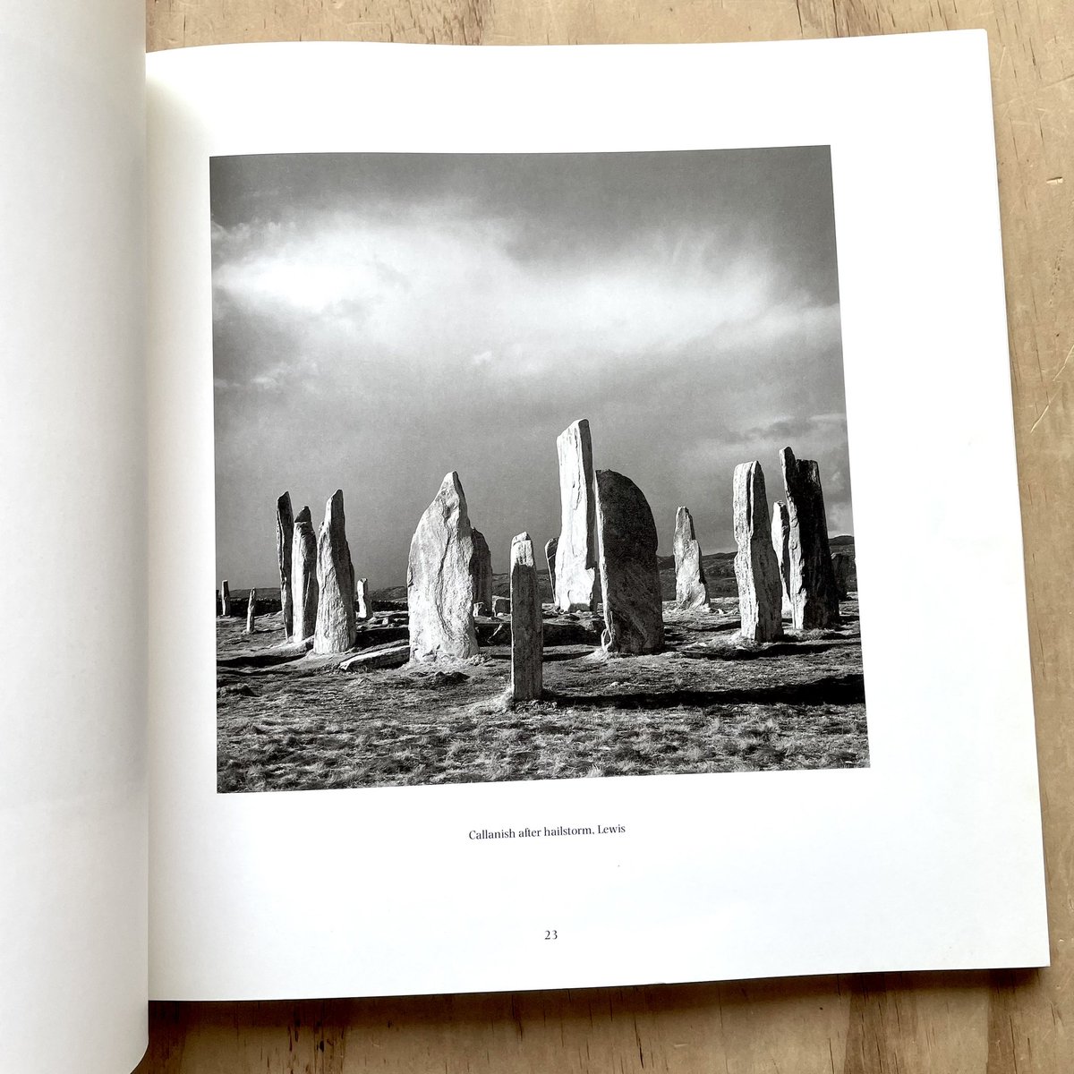 From our bookstore: Land by Fay Godwin (Heinemann, 1985)

Signed copy available here: photobookjunkies.com/product/fay-go…

#landscapephotography