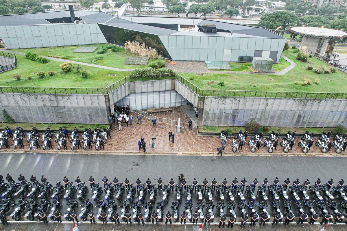 Más inversión en #seguridad.
👉El gobernador <a href="/MartinLlaryora/">Martín Llaryora</a>  presentó 600 nuevas motocicletas para la <a href="/PoliciaCbaOf/">Policía de Córdoba</a>, que se incorporan para reforzar tareas de patrullaje preventivo en la provincia. 

✔️ Además, anunció la compra de 400 nuevas camionetas para las Fuerzas. 👮