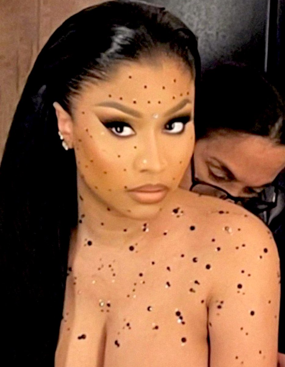 BIG_BARBlE's tweet photo. 3 years ago today, Tae posted unseen photos of Nicki’s look without the hat, and the TL went crazy! https://t.co/ar72Adq5vG