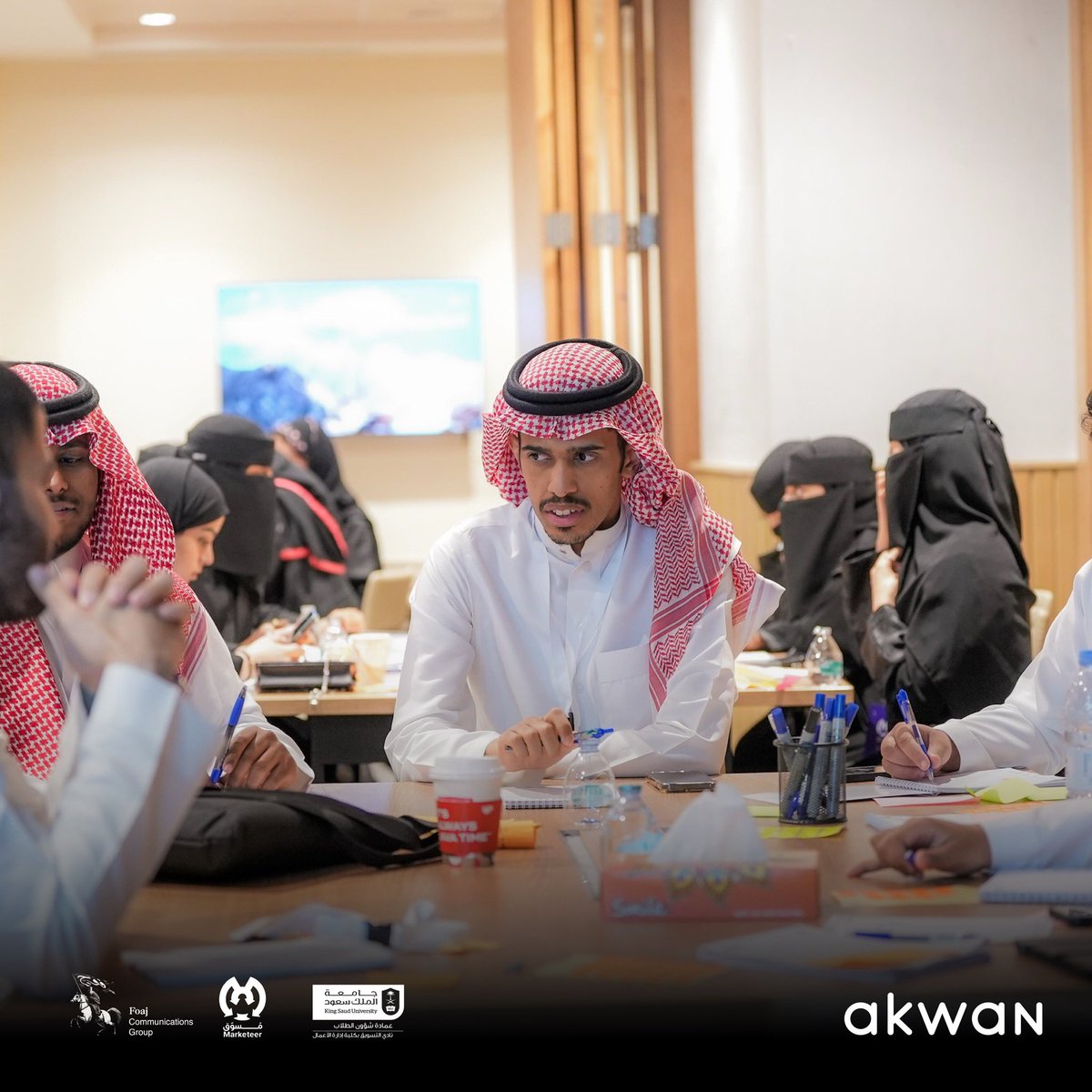 جانب من ورشة العمل التي قدمها محمد النملة المفكر الإبداعي في أكوان بعنوان: الفئة المستهدفة وتأثيرها على الإعلانات، ضمن مشاركتنا في برنامج مسوّق لمسار الدعاية والإعلان، بالشراكة مع نادي التسويق التابع لـ #جامعة_الملك_سعود

#عشان_تسوّق_صح