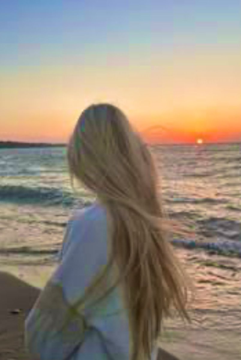 Me gusta el frío, el amor a la antigüita, el café, la poesía, los atardeceres mientras el viento besa mi cara... y tú siempre tu.

La Poeta.