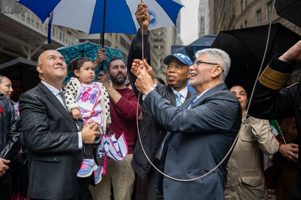 ¡Feliz Cinco de Mayo desde el corazón de la ciudad de Nueva York!

Esta tarde, nos reunimos en Bowling Green para izar la bandera mexicana y rendir homenaje a esta querida comunidad.

Valoramos enormemente sus esfuerzos y contribuciones a la ciudad.