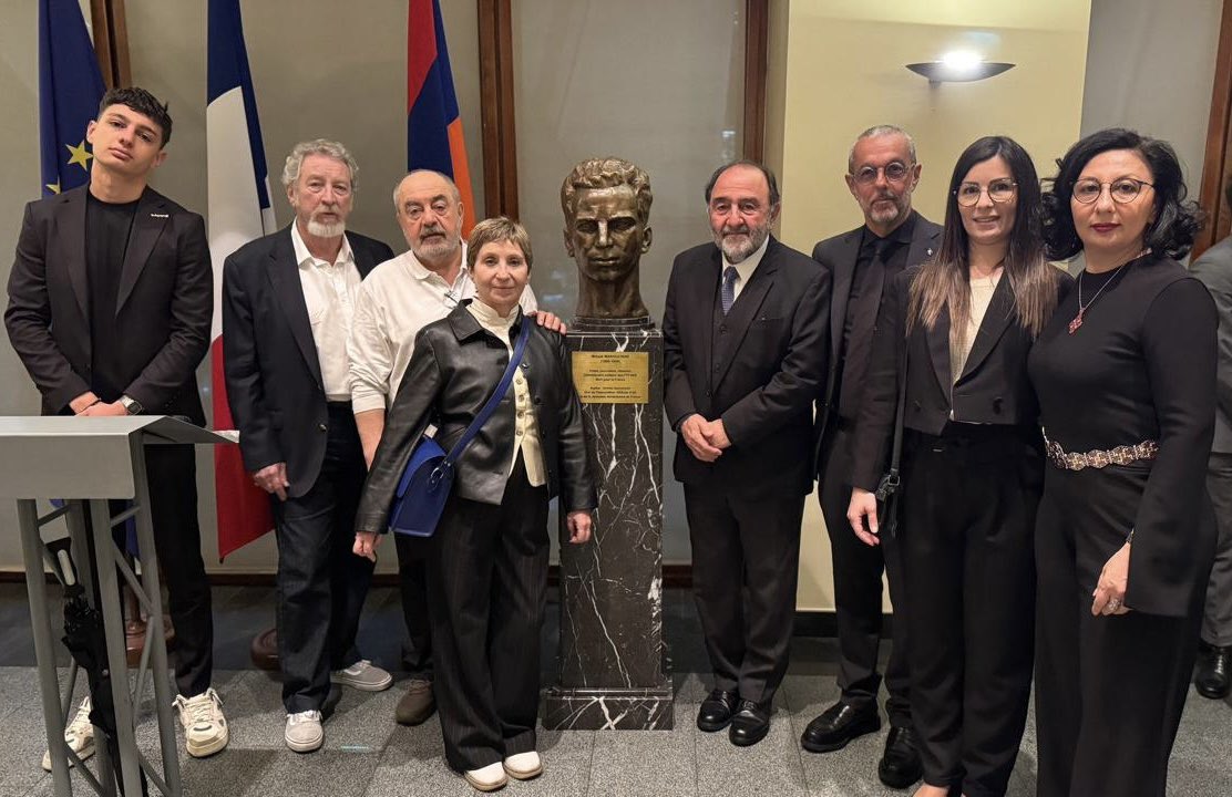 Rassemblés autour du buste de Missak Manouchian à l’ambassade de France 🇫🇷 à Erevan