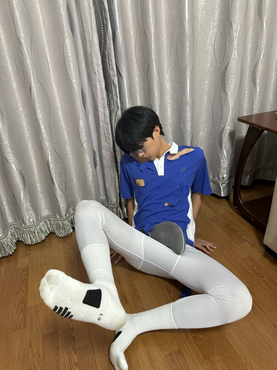 骚狗还是很帅的，每次刚开始都有点舍不得虐他，但越看他越贱，越欠打欠操。
他还感谢我玩他，不玩的玩具就只会被扔掉。
等我不想玩他，就阉了玩死扔到下水道了也没人管