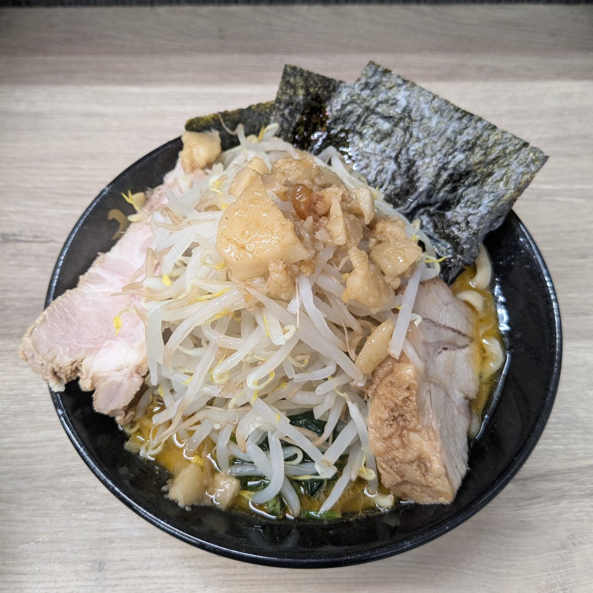 FuminTroll's tweet photo. 『家二郎』
〈らーめん武双家✕ラーメン工藤〉

この2軒のコラボの破壊力恐るべし！
フル回転でも凄い行列
皆様お疲れ様でした

#らーめん武双家
#ラーメン工藤
#時差投稿 https://t.co/VyvDbsOEof