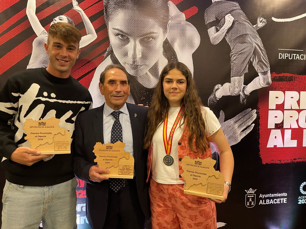 Albacete Balompié 🤍 (@albacetebpsad) on Twitter photo La Gala del Deporte Provincial ha reconocido el esfuerzo de Marcos Moreno y Belén Fuentes, del <a href="/FundaAlbaFem/">CD ALBA FUNDACIÓN FEMENINO</a>. Ambos han sido galardonados como deportistas con mayor proyección.
Y nuestro embajador, Juanito, ha recibido el premio a la labor a toda una Vida.
¡Enhorabuena! 😊 La Gala del Deporte Provincial ha reconocido el esfuerzo de Marcos Moreno y Belén Fuentes, del <a href="/FundaAlbaFem/">CD ALBA FUNDACIÓN FEMENINO</a>. Ambos han sido galardonados como deportistas con mayor proyección.
Y nuestro embajador, Juanito, ha recibido el premio a la labor a toda una Vida.
¡Enhorabuena! 😊