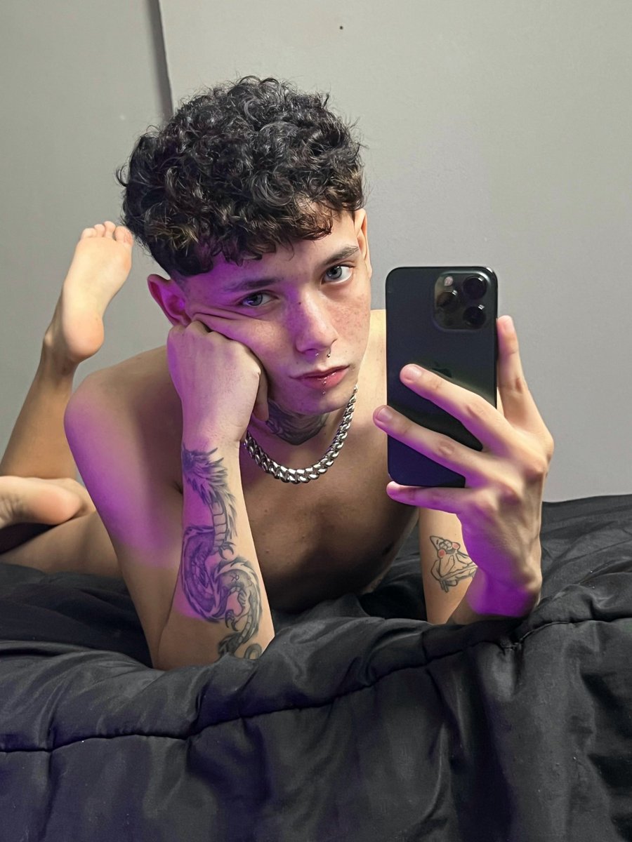 Do you want to come "sleep" with me?
😋💤
—
onlyfans.com/alejoonly4