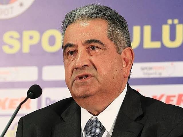 Mahmut Uslu: "Cuma gününü bekleyin, yol haritamı açıklayacağım. Artık sözün bittiği yerdeyiz. Ali Koç'un gitme vakti çoktan geldi, geçiyor bile. Bu yönetimi hemen göndermemiz lazım. Çok konuşmaya, çok söz söylemeye gerek yok. Her şey açık ortada. Meşaleyi ben yaktım, bundan sonra