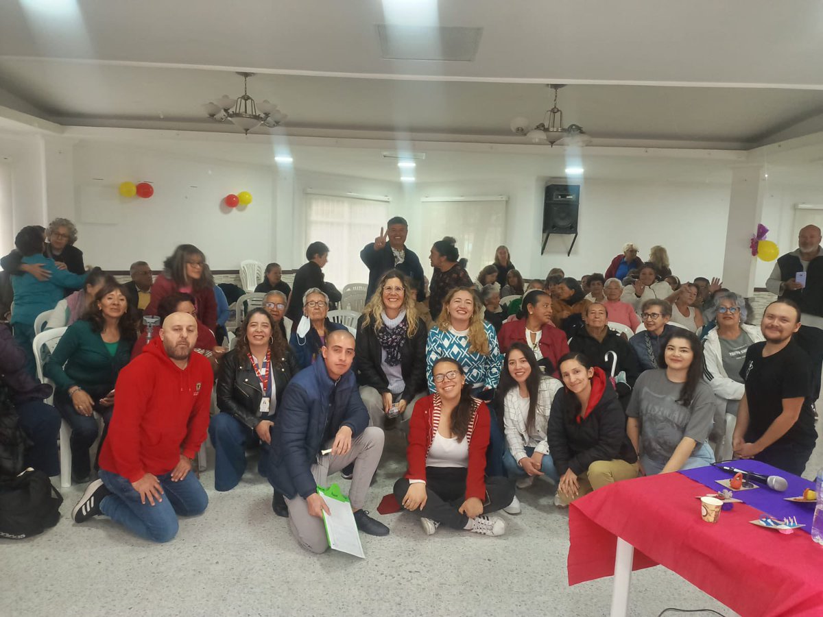 integracionbta's tweet photo. 🧙‍♀️📚 En el Centro Día Casa de la Sabiduría Andares, 70 personas mayores compartieron hoy un conversatorio fascinante con la escritora Susana Castellanos, autora de Diosas, brujas y vampiresas. Un viaje por mitologías, historias y figuras femeninas que marcaron el mundo. #AquíSiPasa #FILBo2025
