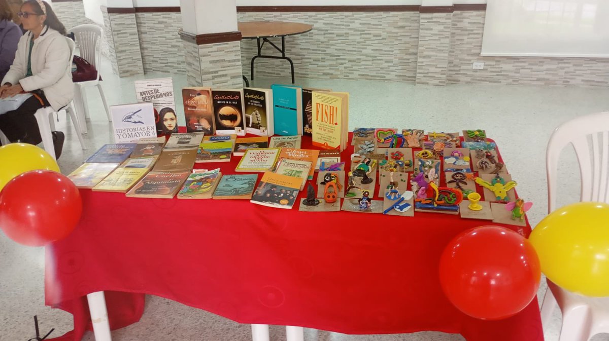integracionbta's tweet photo. 🧙‍♀️📚 En el Centro Día Casa de la Sabiduría Andares, 70 personas mayores compartieron hoy un conversatorio fascinante con la escritora Susana Castellanos, autora de Diosas, brujas y vampiresas. Un viaje por mitologías, historias y figuras femeninas que marcaron el mundo. #AquíSiPasa #FILBo2025