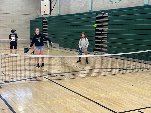 WVMSDragons's tweet image. Serving up fun and fitness! 🏓🏃‍♂️ Our 5th grade PE students are getting into the swing of pickleball—learning teamwork, movement, and the joy of the game! #PEPickleball #WVMS #LMSD