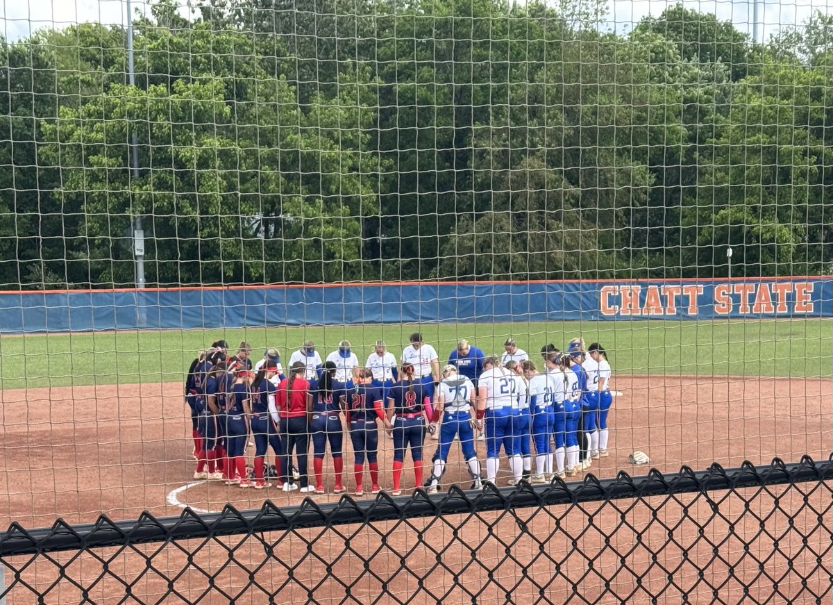 TCCAAsports's tweet image. Great show of sportsmanship between Roane State and Dyersburg today during a TCCAA Softball Tournament game. Sending our thoughts and best wishes to Roane State’s Sarah Bogoski.