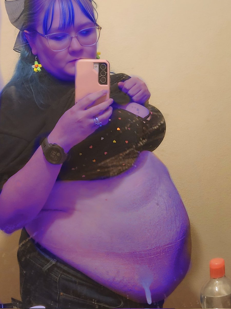 BlewbAri's tweet photo. Can't tell what I like more about this outfit, my bow or my earrings. #bbw #blueberrybitch #juiceme https://t.co/I6LhmJRSDv