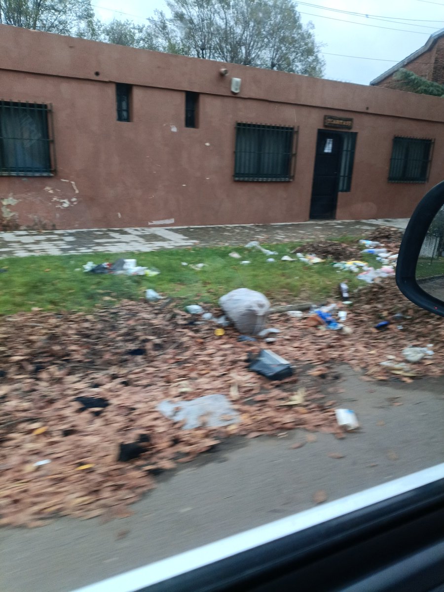 MerPerotti's tweet photo. @HerreraDiegoM @SCyCRos  Kay al 300, entre Tucumán y Navarro, barrio Antártida Argentina. Basural desde el viernes alrededor del contenedor, en la Puerta de la escuela n° 147 Rep de Entre Ríos. https://t.co/7BuliyNDMT