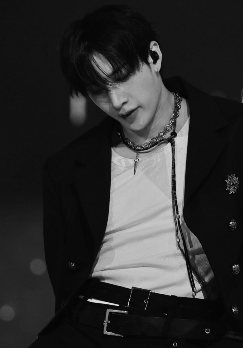 mossandsprigs's tweet photo. monochrome moments: secret memories are better left uncolored🐰🐺🖤 #mnchn https://t.co/CFleAc9bk8
