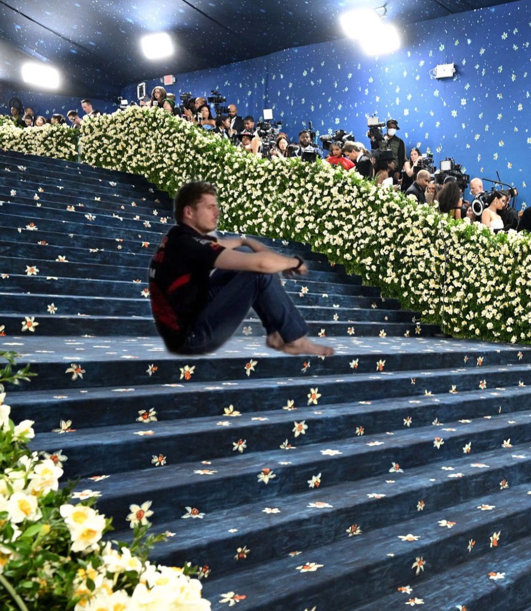 SCUDERIAFEMBOY's tweet photo. look who is sitting on the met gala stairs 😖😕 https://t.co/IVzO2AkiSL