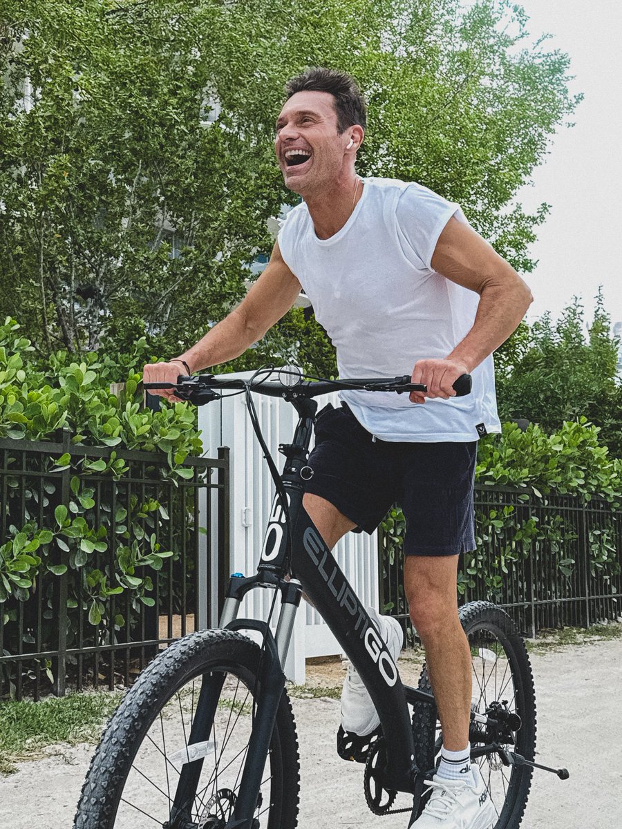 RyanSeacrest's tweet image. I’m so excited for #Idol tonight, I can’t stay seated… literally. Ride into the work week with more #AmericanIdol TONIGHT!