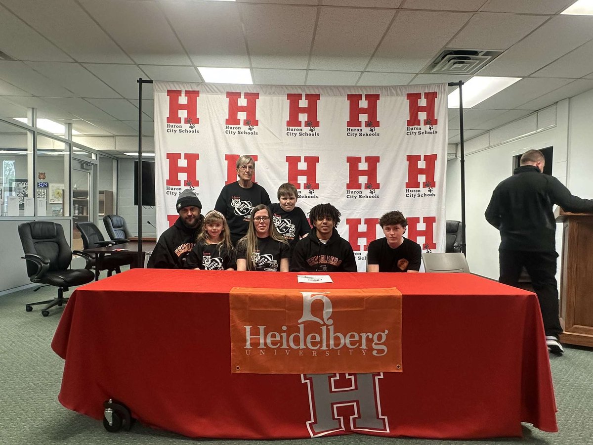 Tommie (@tommie2025) on Twitter photo Made it official✍🏽
Time to work!!🧡🖤 #berggang
<a href="/Coach_Donaldson/">Scott Donaldson</a> <a href="/BergFootball/">Heidelberg Football</a> <a href="/mattyayers/">Matthew Ayers</a> <a href="/HCSTigers/">Huron Athletics and Activities</a> Made it official✍🏽
Time to work!!🧡🖤 #berggang
<a href="/Coach_Donaldson/">Scott Donaldson</a> <a href="/BergFootball/">Heidelberg Football</a> <a href="/mattyayers/">Matthew Ayers</a> <a href="/HCSTigers/">Huron Athletics and Activities</a>