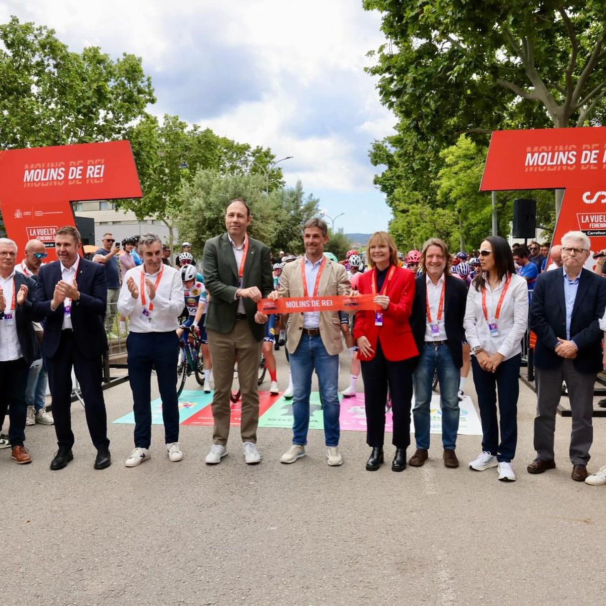 🚴‍♀️ Emoció, passió i pluja a #LaVueltaFemenina2025!

Des de la sortida assolellada a Molins fins a l’esprint èpic a Sant Boi, l’etapa ha estat pura adrenalina!

Marianne Vos s'ha imposat i Letizia Paternoster es vesteix de vermell.

📸 Sprint Cycling Agency

#EsportsDiba