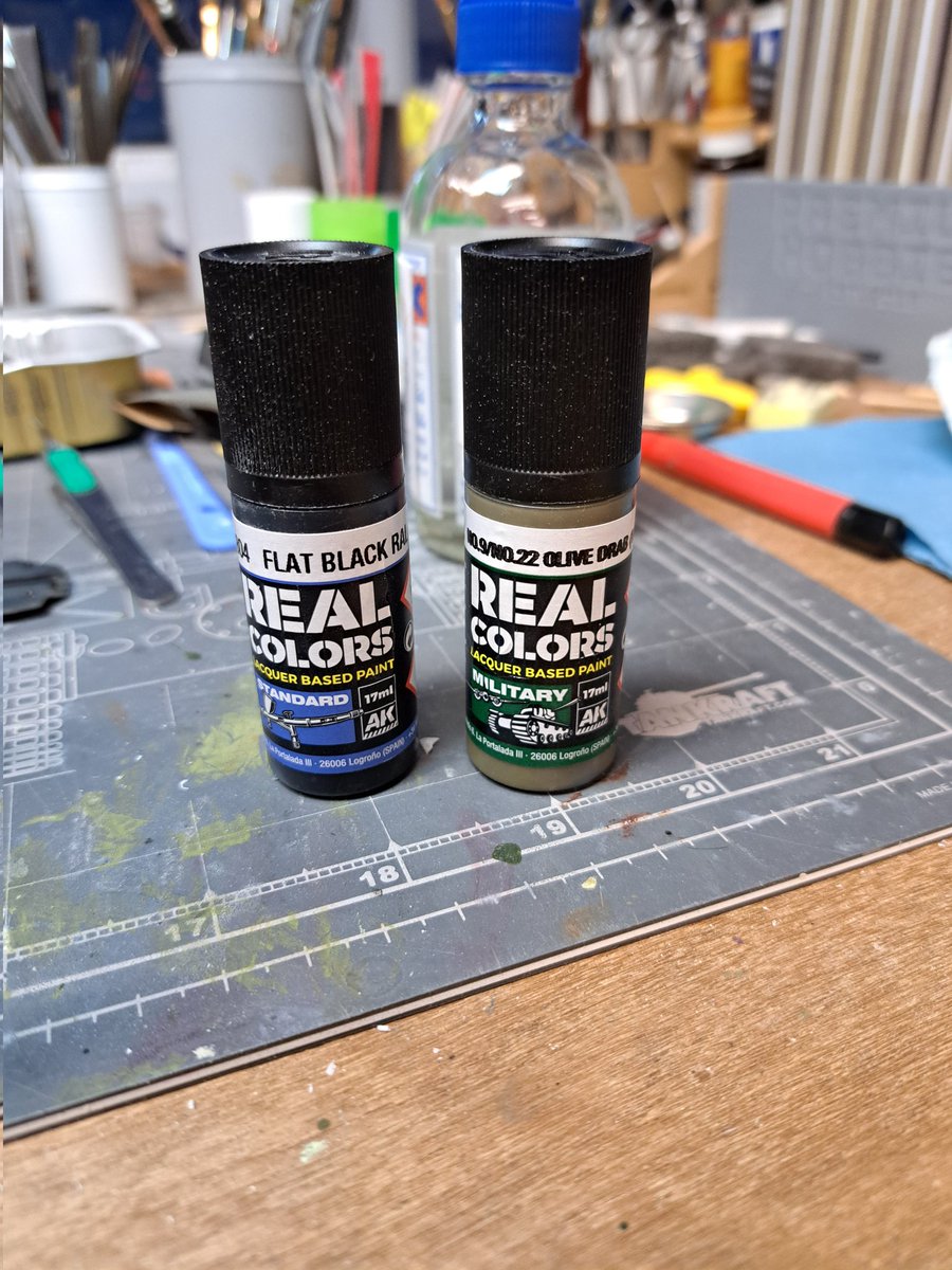 fudge_67's tweet photo. #JFFColdwar
#Corporal update;
More progress, finally stopped the sanding, bit more assembly, and then blast of #Realcolors lacquer black and Olive drab. This will act a perfect primer as it bites into the plastic. Really happy to get some paint down😃😃 https://t.co/NrB5rRUdaA