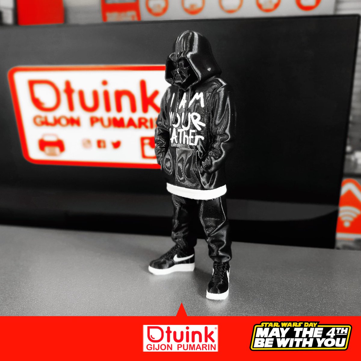 📣📣 Ayer se celebró el #StarWarsDay y como todos los 4 de Mayo ahí va nuestro pequeño homenaje👌😊➡️ 
#maytheforcebewithyou🌌⭐️ #Tuink3D #DarthVader #UrbanStyle (con mensajito para Luke incluido) #MakerWorld #BambulabX1C #DíaDeStarWats #FabricaciónAditiva #Tuink #Gijón #Pumarín