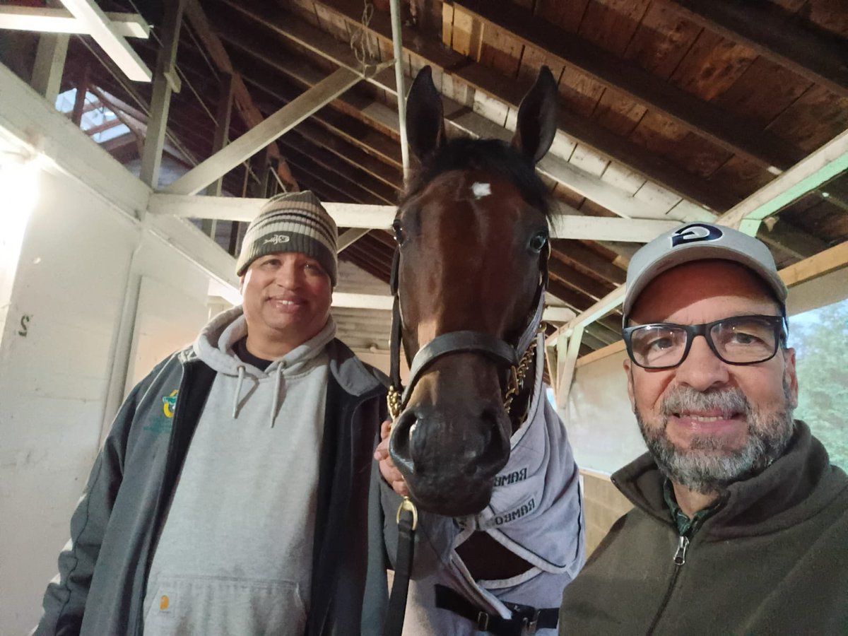 María Lucía Castucci de Bellardi (@castuccilucia) on Twitter photo Que bueno saber de un gran amigo, mi hermano el Dr. Raúl Garrido hijo <a href="/Vetrainer/">Dr Raul Garrido DVM</a> ya con mucho tiempo viviendo en Estados Unidos, exitoso entrenador, propietario y veterinario
En la foto está con BAEZA, una pelusa, el que llegó 3ro en el Derby de Kentucky corriendo embotellado Que bueno saber de un gran amigo, mi hermano el Dr. Raúl Garrido hijo <a href="/Vetrainer/">Dr Raul Garrido DVM</a> ya con mucho tiempo viviendo en Estados Unidos, exitoso entrenador, propietario y veterinario
En la foto está con BAEZA, una pelusa, el que llegó 3ro en el Derby de Kentucky corriendo embotellado