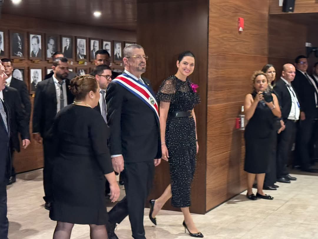 ProtocoloHoyCR's tweet image. Un evento solemne que perdió la solemnidad y no por el excelente trabajo de nuestros colegas de la @asambleacrc 
Mensaje de rendición de cuentas del Presidente Rodrigo Chaves, o plaza pública institucionalizada, como gusten llamarle.