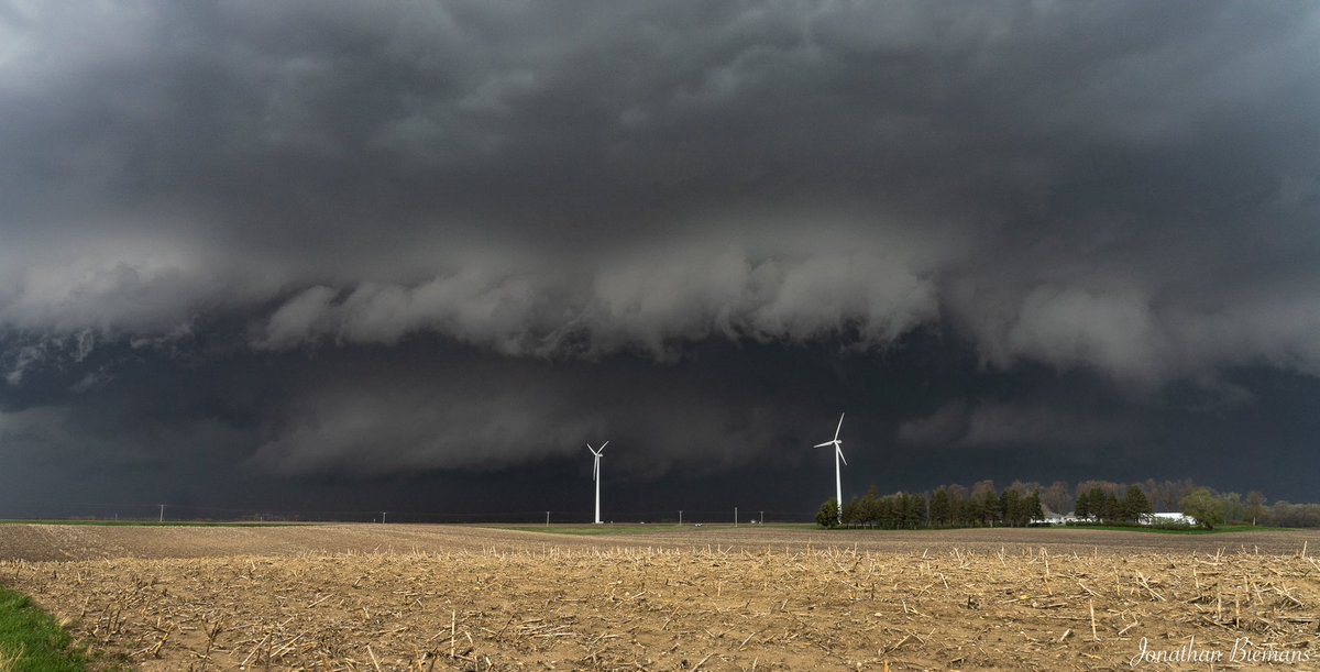 Tornado warned storm south of Fairmont, Minnesota on April 28, 2025. 

This storm had very strong inflow and tried its best to put down a tornado but the upscale growth of the line and parallel inflow vectors quickly prevented it. 

#mnwx #tornadowarned #supercell #storm