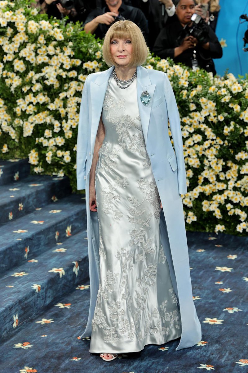 The Queen of Vogue, Anna Wintour,  has entered the building dressed in a custom made  Louis Vuitton gown with coordinating floor length coat 

Let the evening commence…